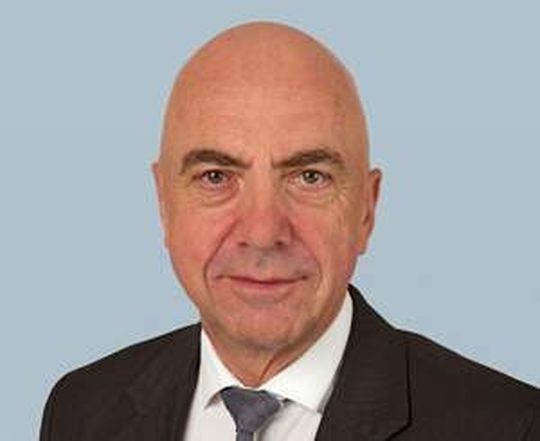 Nach 38 Jahren tritt Max Würmli, Leiter des Industry Sector der Siemens Schweiz AG, auf eigenen Wunsch in den vorzeitigen Ruhestand. Nach 38 Jahren tritt Max Würmli, Leiter des Industry Sector der Siemens Schweiz AG, auf eigenen Wunsch in den vorzeitigen Ruhestand.