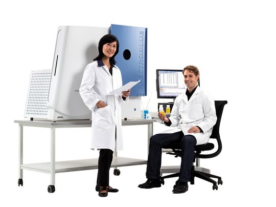 ICP-OES-Spektrometer Spectroblue führt Wärme mit einem Luftstrom ab. ICP-OES-Spektrometer Spectroblue führt Wärme mit einem Luftstrom ab.