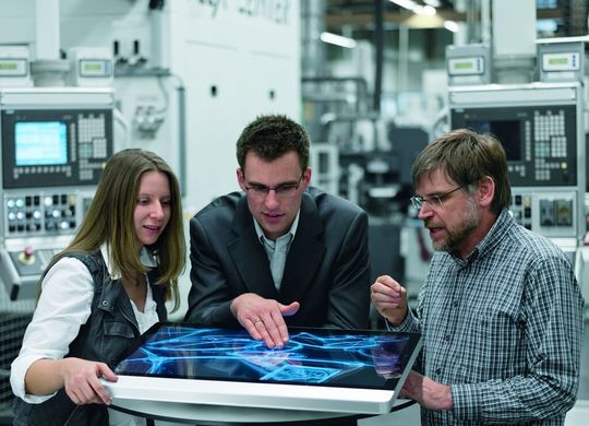 In der Produktion der Zukunft ist Vernetzung allgegenwärtig. Die reale und virtuelle Welt wächst in der Industrie zusammen. In der Produktion der Zukunft ist Vernetzung allgegenwärtig. Die reale und virtuelle Welt wächst in der Industrie zusammen.