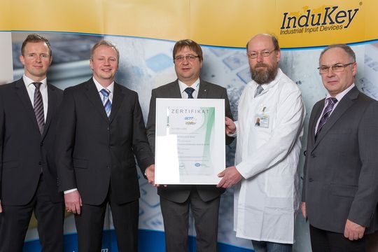 v.l. Finanzdirektor Pierre Beer, Betriebsleiter Tino Pietzsch, Diplom-Ingenieur Frank Otto von der DEKRA-Niederlassung Erfurt, Qualitätsmanagement-Beauftragter Andreas Groh sowie Geschäftsführer Erwin Götzl freuen sich über die Auszeichnung.