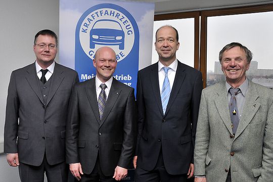 Neuwahlen des Kfz-Landesverband Thüringen: (v. li.) Lutz Graf (Vizepräsident), Holger Schade (Präsident), ZDK-Hauptgeschäftsführer Axel Koblitz und der scheidende Präsident Hans-Jürgen Vogel (Vorstandsmitglied).