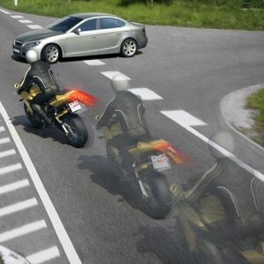Biker müssen manchmal blitzschnell stark bremsen und ausweichen. Das ABS verhindert das Blockieren der Räder selbst auf nassen Straßen. Biker müssen manchmal blitzschnell stark bremsen und ausweichen. Das ABS verhindert das Blockieren der Räder selbst auf nassen Straßen.