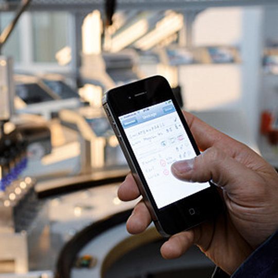 Zukunftsvision: Die Fabrik per Handy-App steuern. Zukunftsvision: Die Fabrik per Handy-App steuern.
