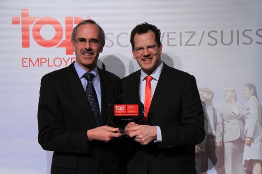 Alfred Dumelin, Leiter Personal und Ausbildung bei Baumer in der Schweiz (li.) nahm die Auszeichnung «Top Employer Schweiz» von David Plink, CEO des CRF-Institutes entgegen. Alfred Dumelin, Leiter Personal und Ausbildung bei Baumer in der Schweiz (li.) nahm die Auszeichnung «Top Employer Schweiz» von David Plink, CEO des CRF-Institutes entgegen.