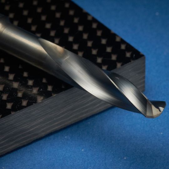 Der 8-Facettenbohrer von SGS Tool ist speziell für die Zerspanung von Compositen ausgelegt. Mit der Di-Namite-Beschichtung und einer besonders präzisen Schneidengeometrie soll er dem Verschleiß und der Gefahr der Delaminaiton Paroli bieten.