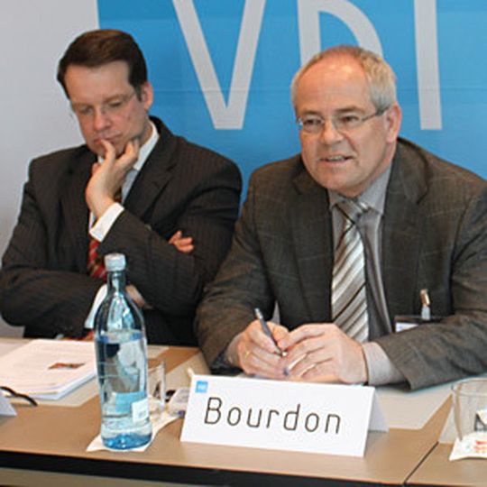 Die Experten aus Forschung und Industrie beim Pressegespräch zur VDI-Tagung "Kunststoffe im Automobilbau" am 13. März in Mannheim. Die Experten aus Forschung und Industrie beim Pressegespräch zur VDI-Tagung "Kunststoffe im Automobilbau" am 13. März in Mannheim.