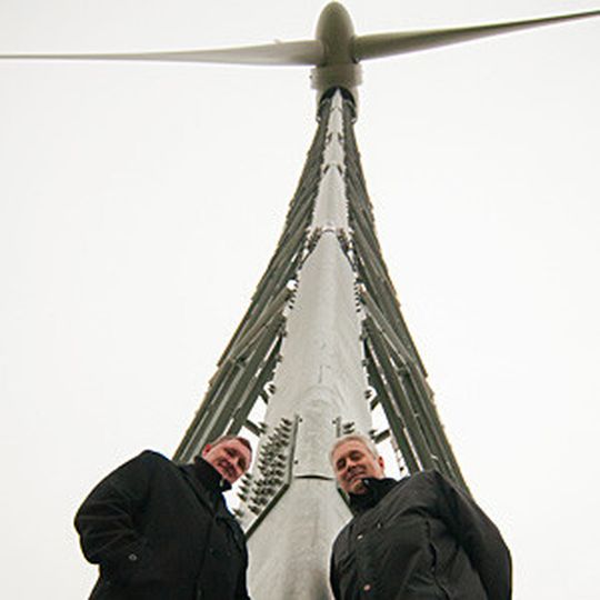 Die Schließringbolzen werden nun auch beim Bau von Gittermasttürmen für Windenergieanlagen eingesetzt. Im Bild: Alexander Petri von Aloca und Detlef Bengs von Butzkies.