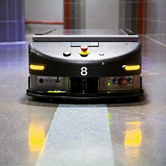 Das Fahrerlose Transportsystem feiert durch die Industrie 4.0 ein Revival. Die neuen Generationen agieren autonom und ohne Leitsystem. Das Fahrerlose Transportsystem feiert durch die Industrie 4.0 ein Revival. Die neuen Generationen agieren autonom und ohne Leitsystem.