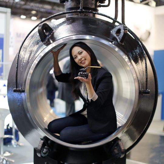 Global gesehen droht im Bereich der Armaturennormung Disharmonie. Boomländer wie China schaffen eigene Normen für Industriearmaturen oder beeinflussen zunehmend die internationalen Normen. Global gesehen droht im Bereich der Armaturennormung Disharmonie. Boomländer wie China schaffen eigene Normen für Industriearmaturen oder beeinflussen zunehmend die internationalen Normen.