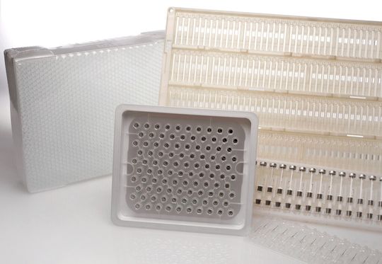 Werden Glasobjekte gemeinsam verpackt und in Folie verschweißt angeliefert, leiden sie meist schon beim Transport. Anders, wenn diese in Tubs oder Trays geliefert und in der Maschine aufgegeben werden Werden Glasobjekte gemeinsam verpackt und in Folie verschweißt angeliefert, leiden sie meist schon beim Transport. Anders, wenn diese in Tubs oder Trays geliefert und in der Maschine aufgegeben werden