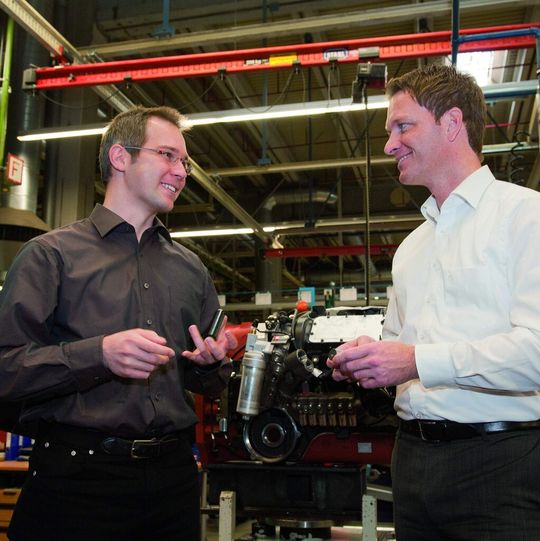 Knackten gemeinsam eine harte konstruktive Nuss: Anton Brucker (links), Projektmanager ZF Friedrichshafen in Passau, und Sascha Hessel (Oerlikon Balzers).