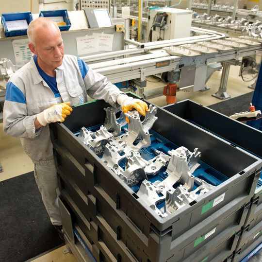 Erfolgreich im Motorenwerk von Volkswagen im Einsatz: Die QX-Behälter sind an den Stirnseiten mit integrierten Unterfass-Griffen ausgestattet, die auch das manuelle Handling erleichtern. Erfolgreich im Motorenwerk von Volkswagen im Einsatz: Die QX-Behälter sind an den Stirnseiten mit integrierten Unterfass-Griffen ausgestattet, die auch das manuelle Handling erleichtern.