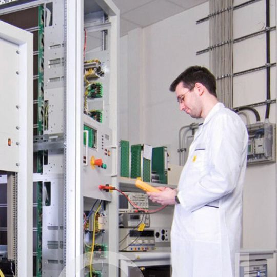 Immunitätsprüfung: Technologischer Vorsprung des Linearverstärkers beim normgerechten Prüfen –Anstiegszeit in der IEC/EN 61000-4-11 Immunitätsprüfung: Technologischer Vorsprung des Linearverstärkers beim normgerechten Prüfen –Anstiegszeit in der IEC/EN 61000-4-11