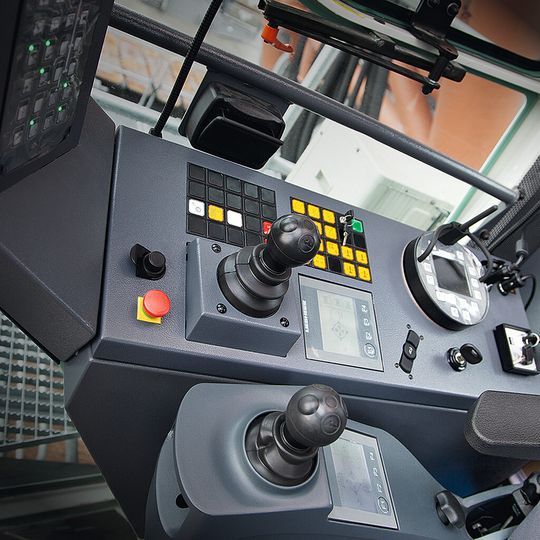 Kran-Cockpit: Die Befehlsgeräte zeichnen sich durch eine hohe Funktionalität, Ergonomie und Qualität aus. Eine flexible Alternative zur Folientastatur sind hier Betätiger. Kran-Cockpit: Die Befehlsgeräte zeichnen sich durch eine hohe Funktionalität, Ergonomie und Qualität aus. Eine flexible Alternative zur Folientastatur sind hier Betätiger.