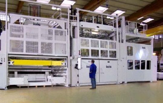 Thermoformmaschine mit automatischer Plattenbeschickung für großvolumige Teile. Thermoformmaschine mit automatischer Plattenbeschickung für großvolumige Teile.