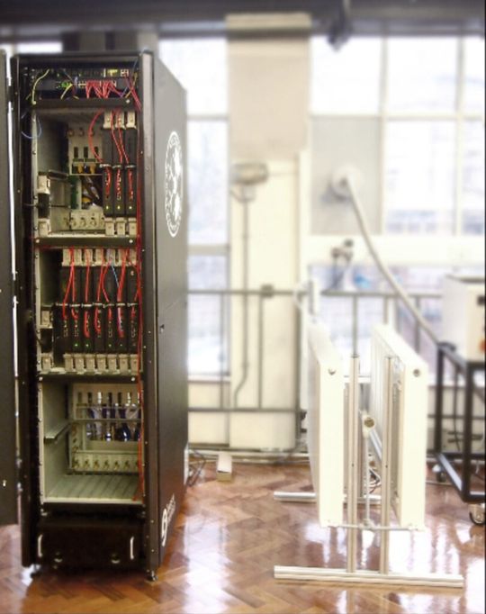 Flüssigkühlung: An der Universität Leeds installierter Server mit der neuartigen Flüssigkühlung (links), in der sich die elektronischen Komponenten in der Flüssigkeit befinden. Die überschüssige Wärme wird via Wärmetauscher an zwei Heizungen abgegeben (rechts), die das Labor heizen.