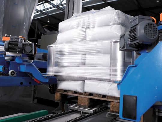 The Beumer stretch hood high-performance packaging machine secures the goods on the pallet, minimizes film consumption and protects the product against external influences. The Beumer stretch hood high-performance packaging machine secures the goods on the pallet, minimizes film consumption and protects the product against external influences.