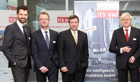 Engagieren sich mit Projekten im Spitzencluster Intelligente Technische Systeme Ostwestfalen-Lippe, kurz it’s owl (v.l.n.r.): Dr. Tim Bendig, Leiter Corporate Communications, Lenze, Roland Bent, Geschäftsführer, Phoenix Contact, Dr. Peter Köhler, Vorstandssprecher, Weidmüller, und Hans Beckhoff, Geschäftsführer, Beckhoff Automation. Engagieren sich mit Projekten im Spitzencluster Intelligente Technische Systeme Ostwestfalen-Lippe, kurz it’s owl (v.l.n.r.): Dr. Tim Bendig, Leiter Corporate Communications, Lenze, Roland Bent, Geschäftsführer, Phoenix Contact, Dr. Peter Köhler, Vorstandssprecher, Weidmüller, und Hans Beckhoff, Geschäftsführer, Beckhoff Automation.