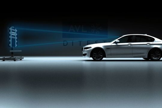 Das Kalibrieren einer an der Windschutzscheibe angebrachten Kamera erfordert neben entsprechendem Know-how auch eine Prüf-/Einstellvorichtung sowie ein geeignetes Diagnosegerät.