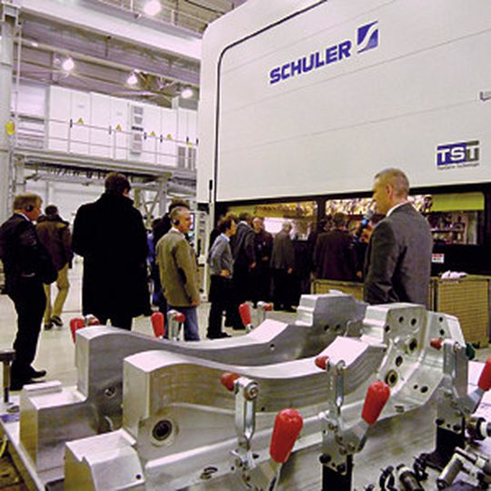 Im September 2012 präsentierte Schuler erstmals die Twin-Servo-Technology. Jetzt informierten sich etwa 100 Besucher über erste Erfahrungen damit. Im September 2012 präsentierte Schuler erstmals die Twin-Servo-Technology. Jetzt informierten sich etwa 100 Besucher über erste Erfahrungen damit.