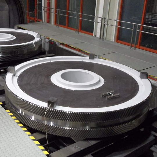 Mit der PPD-Verschleißschutztechnologie wurden bereits solche tonnenschweren, metergroßenZahnräder aus Stahl für Schiffsgetriebe behandelt. Mit der PPD-Verschleißschutztechnologie wurden bereits solche tonnenschweren, metergroßenZahnräder aus Stahl für Schiffsgetriebe behandelt.