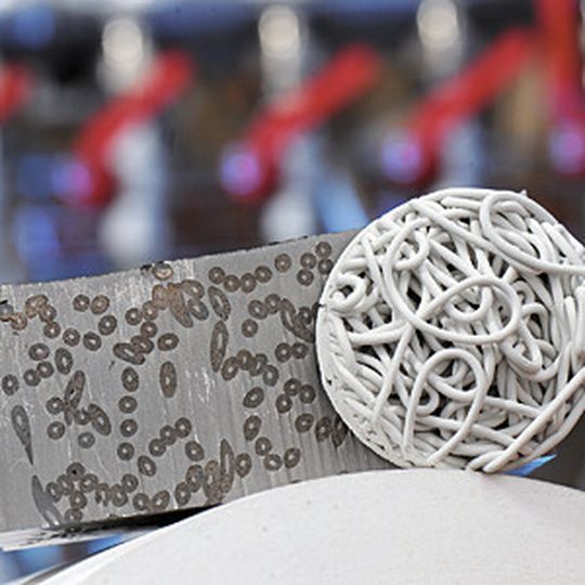 Bild 1: Keramische Makrostruktur (links) und mit TRIP-Stahl infiltrierte Hohlspaghetti-Struktur (rechts). Bild 1: Keramische Makrostruktur (links) und mit TRIP-Stahl infiltrierte Hohlspaghetti-Struktur (rechts).