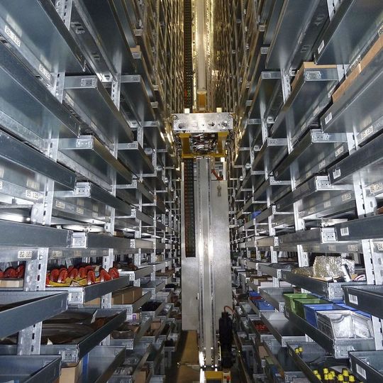 Bei Renz hat Hörmann Logistik unter anderem die bestehende Fachboden-Regalanlage in ein automatisches Tablarlager umgebaut. Bei Renz hat Hörmann Logistik unter anderem die bestehende Fachboden-Regalanlage in ein automatisches Tablarlager umgebaut.