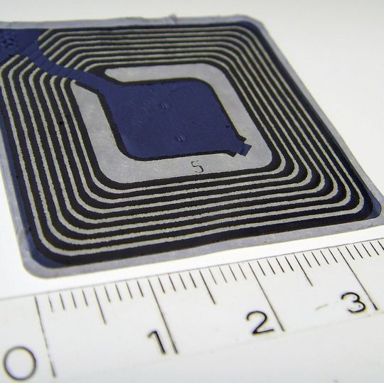 Klein, aber oho: Die RFID-Technik erlebt dank Industrie 4.0 einen Aufschwung. Klein, aber oho: Die RFID-Technik erlebt dank Industrie 4.0 einen Aufschwung.