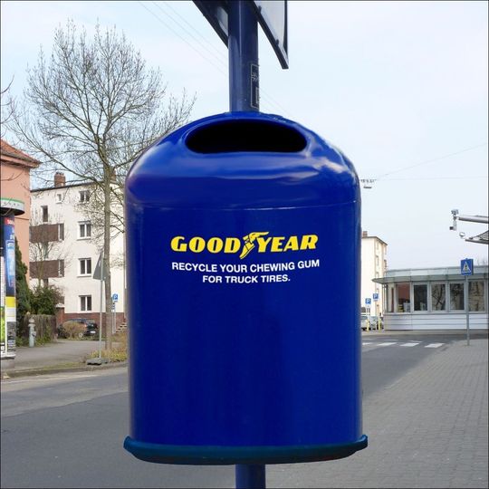In diesen in ganz Europa aufgestellten Sammelbehältern will Goodyear Dunlop den wertvollen Rohstoff für seine neuen Spearmint-Lkw-Reifen gewinnen. In diesen in ganz Europa aufgestellten Sammelbehältern will Goodyear Dunlop den wertvollen Rohstoff für seine neuen Spearmint-Lkw-Reifen gewinnen.