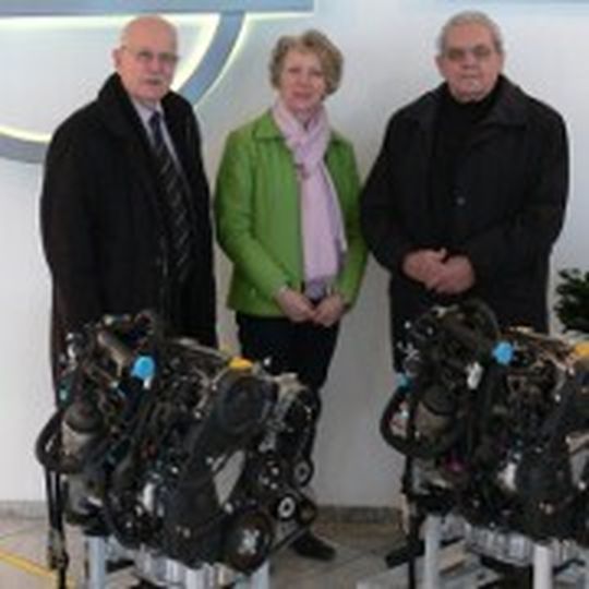 Elvira Tölkes übergab die Motoren an den Prüfungsausschussvorsitzenden Karl Heinz Storck (links), und Obermeister Arno Stübs.