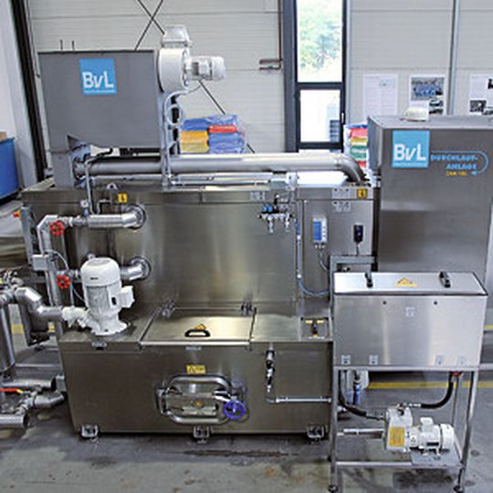 Eine Teilereinigungsanlage, wie sie zum Kunden geht: Häufig ist die Verfahrenstechnik noch nicht auf den energieeffizientesten Punkt eingestellt. Eine Teilereinigungsanlage, wie sie zum Kunden geht: Häufig ist die Verfahrenstechnik noch nicht auf den energieeffizientesten Punkt eingestellt.