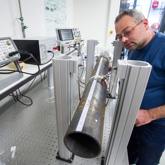 Versuchsaufbau zur Rohrprüfung, der auf der Hannover Messe zu sehen sein wird: Ingenieur Thomas Würtz kontrolliert den Aktor am Rohr, der ein Signal in die Rohrwand sendet. Ein anderer Aktor erlauscht dieses Signal: Anhand der Daten können die Forscher Rückschlüsse auf die Abnutzung des Rohres ziehen. Versuchsaufbau zur Rohrprüfung, der auf der Hannover Messe zu sehen sein wird: Ingenieur Thomas Würtz kontrolliert den Aktor am Rohr, der ein Signal in die Rohrwand sendet. Ein anderer Aktor erlauscht dieses Signal: Anhand der Daten können die Forscher Rückschlüsse auf die Abnutzung des Rohres ziehen.