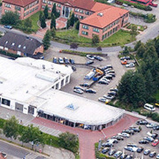 Dominant zeigt sich das Autohaus Kuhn & Witte in Jesteburg.