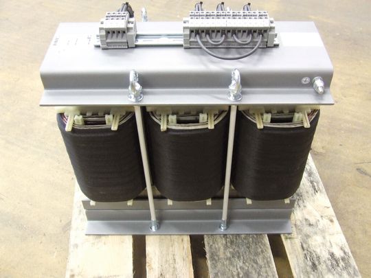 Um bis zu 45 % können die Eisenverluste mit den neuen Leistungstransformatoren gesenkt werden – was zu - Energiekosteneinsparungen im Betrieb, geringeren Geräuschemissionen, niedrigen Betriebstemperaturen und reduzierter Wärmeabgabe führt.