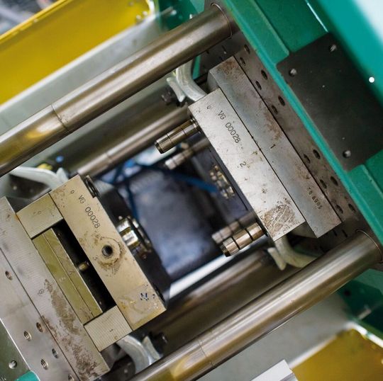 Bild 1: Spritzgießwerkzeug in einer Maschine: Üblicherweise kommen nur 4 % der eingesetzten Energie hier im Kernprozess an. Bild 1: Spritzgießwerkzeug in einer Maschine: Üblicherweise kommen nur 4 % der eingesetzten Energie hier im Kernprozess an.