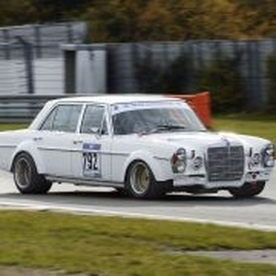 Eindrucksvoller Bolide in Essen: Mercedes 300 SEL auf dem Bilstein-Messestand. Eindrucksvoller Bolide in Essen: Mercedes 300 SEL auf dem Bilstein-Messestand.