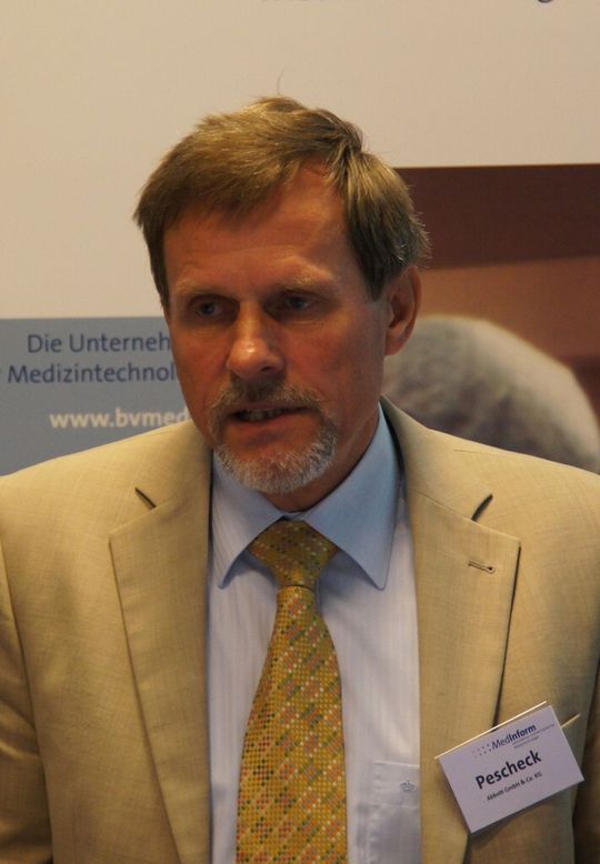 Christoph Pescheck von der Firma Abbott wird die Workshop-Teilnehmer über die Anforderungen speziell an Elektro- und Elektronikgeräte informieren. Christoph Pescheck von der Firma Abbott wird die Workshop-Teilnehmer über die Anforderungen speziell an Elektro- und Elektronikgeräte informieren.