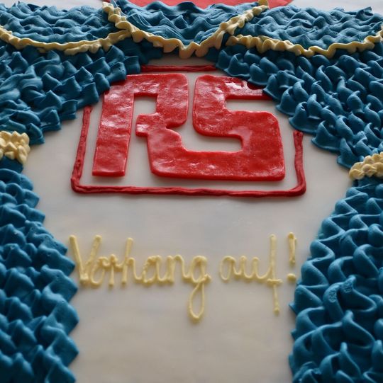 „Vorhang auf“ hieß es nicht nur auf der Torte, die RS anlässlich der feierlichen Büroeröffnung anschnitt.