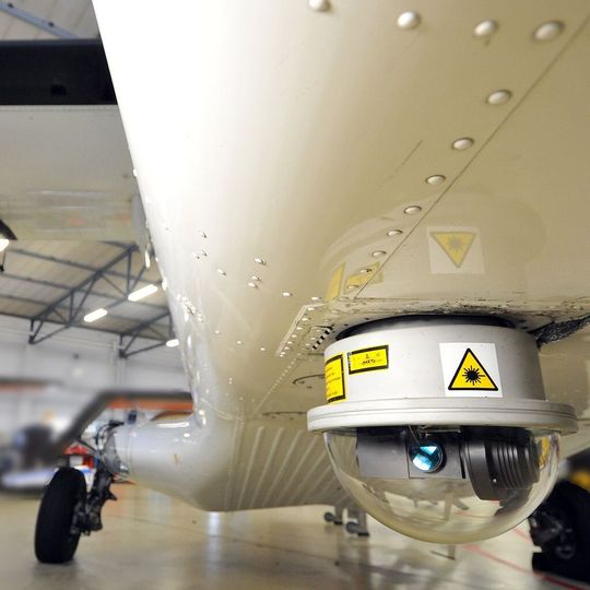 Über das von hochentwickelter Sensorik gesteuerte Laserterminal unter dem Flugzeug wurde der Quantenschlüssel zur Bodenstation übertragen Über das von hochentwickelter Sensorik gesteuerte Laserterminal unter dem Flugzeug wurde der Quantenschlüssel zur Bodenstation übertragen