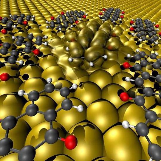 Über ihre „Sauerstoff-Ausleger“ nehmen die untersuchten organischen Verbindungen Kontakt zu den Atomen der Metalloberfläche auf. Dadurch verändern sich ihre elektronischen Eigenschaften. Über ihre „Sauerstoff-Ausleger“ nehmen die untersuchten organischen Verbindungen Kontakt zu den Atomen der Metalloberfläche auf. Dadurch verändern sich ihre elektronischen Eigenschaften.