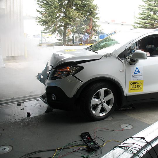 Nachdem zuletzt Opel nach einem gemeinsam mit dem TÜV Rheinland durchgeführten Crashtest feststellte, dass sich das Kältemittel nicht entzündete, empfiehlt nun das KBA in einem Abschlussbericht „die Umstände des Kältemittel-Austritts weiter zu untersuchen“. Nachdem zuletzt Opel nach einem gemeinsam mit dem TÜV Rheinland durchgeführten Crashtest feststellte, dass sich das Kältemittel nicht entzündete, empfiehlt nun das KBA in einem Abschlussbericht „die Umstände des Kältemittel-Austritts weiter zu untersuchen“.