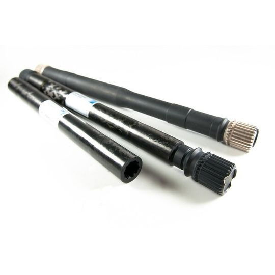 Links: die CFK-Welle, in der Mitte die komplette Radialwelle und ganz rechts eine herkömmliche Triebwerks-Radialwelle aus Stahl. Links: die CFK-Welle, in der Mitte die komplette Radialwelle und ganz rechts eine herkömmliche Triebwerks-Radialwelle aus Stahl.