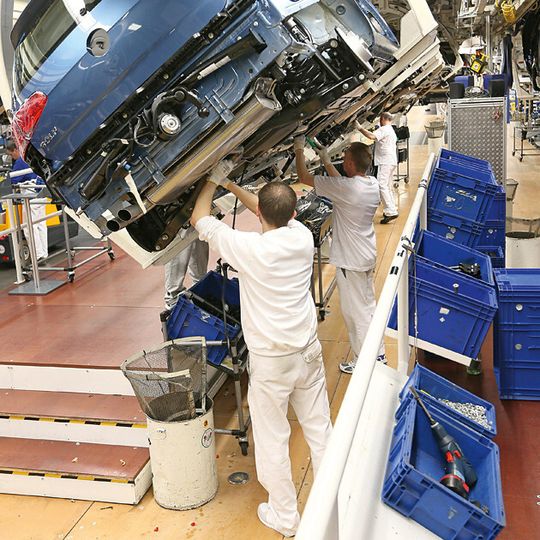 Wie vielfältig die Möglichkeiten sind, CO2 zu reduzieren und Ressourcen schonend zu fertigen, zeigt das Volkswagen Stammwerk in Wolfsburg. Ein „Energieweg“ zeigt dort Best-Practice-Beispiele an aktuell 45 Stationen in der Fahrzeug- und Komponentenfertigung. Wie vielfältig die Möglichkeiten sind, CO2 zu reduzieren und Ressourcen schonend zu fertigen, zeigt das Volkswagen Stammwerk in Wolfsburg. Ein „Energieweg“ zeigt dort Best-Practice-Beispiele an aktuell 45 Stationen in der Fahrzeug- und Komponentenfertigung.