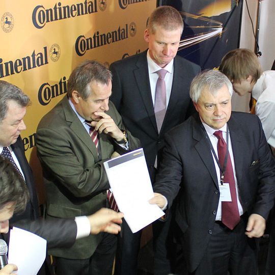 Den traditionellen Brief zur Grundsteinlegung präsentierten Anatoly Artamonov, Gouverneur der Region Kaluga (l.), Siegfried Wolf, Mitglied des Aufsichtsrats von Continental (2.v.l.), Wolfgang Breuer, Leiter der Business Unit Engine Systems (2.v.r.) und José Avila, Mitglied des Vorstands von Continental und Leiter der Division Powertrain. (.r.). Den traditionellen Brief zur Grundsteinlegung präsentierten Anatoly Artamonov, Gouverneur der Region Kaluga (l.), Siegfried Wolf, Mitglied des Aufsichtsrats von Continental (2.v.l.), Wolfgang Breuer, Leiter der Business Unit Engine Systems (2.v.r.) und José Avila, Mitglied des Vorstands von Continental und Leiter der Division Powertrain. (.r.).