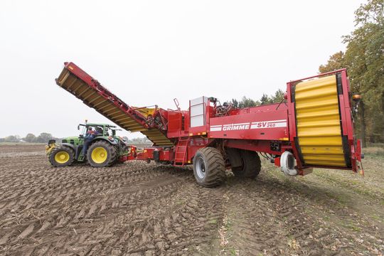 Kartoffelernter beim erfolgreichen Feldversuch mit elektrischem Radantrieb. Kartoffelernter beim erfolgreichen Feldversuch mit elektrischem Radantrieb.