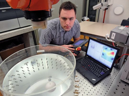 Bild 1 | EIT-Phantom (links im Bild): Dr. Pascal Gaggero beim Auswerten der Messungen am als Thorax nachgebildeten zylindrischen Messsystem in den Labors der Berner Fachhochschule in Biel. Bild 1 | EIT-Phantom (links im Bild): Dr. Pascal Gaggero beim Auswerten der Messungen am als Thorax nachgebildeten zylindrischen Messsystem in den Labors der Berner Fachhochschule in Biel.