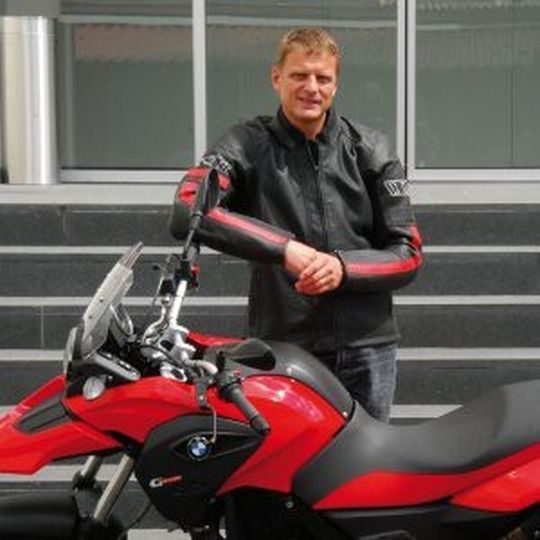 Stephan Maderner, Chefredakteur »bike und business«, findet die kleine BMW extrem lässig. Stephan Maderner, Chefredakteur »bike und business«, findet die kleine BMW extrem lässig.