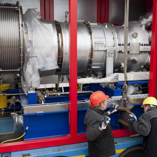 Mit der Anlieferung einer rund 60 Tonnen schweren Gasturbine erreichte das Herzstück der neuen Kraft-Wärme-Kopplungsanlage den BASF-Standort Lampertheim.