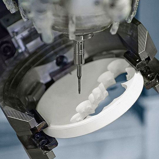 In der Dentaltechnik gewährleistet die Polygonspanntechnik beim Fräsen von Zirkon eine sehr hohe Genauigkeit.