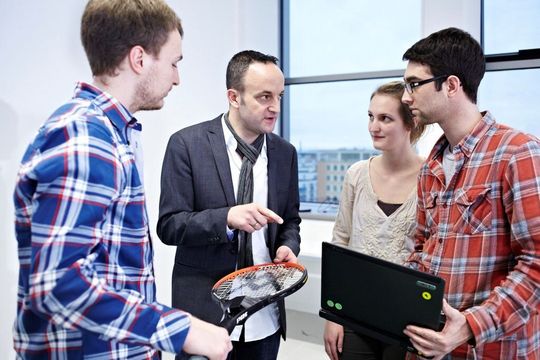 Prof. Haid (2. v. l.) von der Hochschule Darmstadt entwickelt zusammen mit Studierenden einen dreidimensionalen Speed Court Prof. Haid (2. v. l.) von der Hochschule Darmstadt entwickelt zusammen mit Studierenden einen dreidimensionalen Speed Court